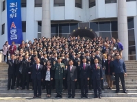 대학본관 앞 기념촬영 썸네일 이미지