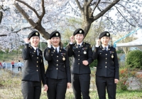 2016학년도 군사학과 1학년 여학생 4명 " 교내 벚꽃 아래" 썸네일 이미지