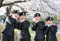 2016학년도 군사학과 여학생 4명  "벚꽃 아래"... 썸네일 이미지
