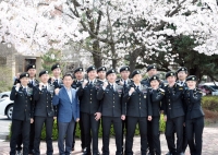 우석대학교 군사학과 교정 벚꽃사진 (자치위원과 학과장) 썸네일 이미지