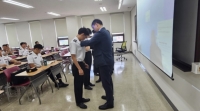 24학번 후보생들의 약장 수여식 썸네일 이미지